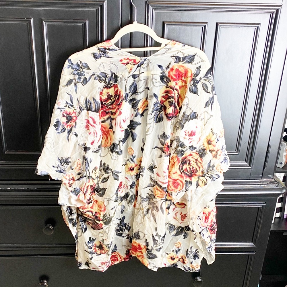 Roffe Accessories Short Sleeve Luxe Floral Shawl - Picture 5 of 6